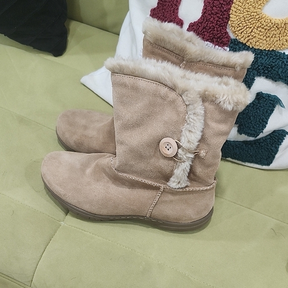 Bass Women's Tan Suede Boots with Faux Fur Lining - Picture 2 of 13